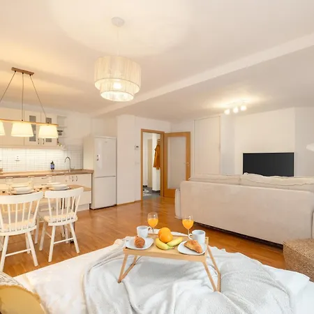 Days - Skandi With Workspace - Hip Area * Prag